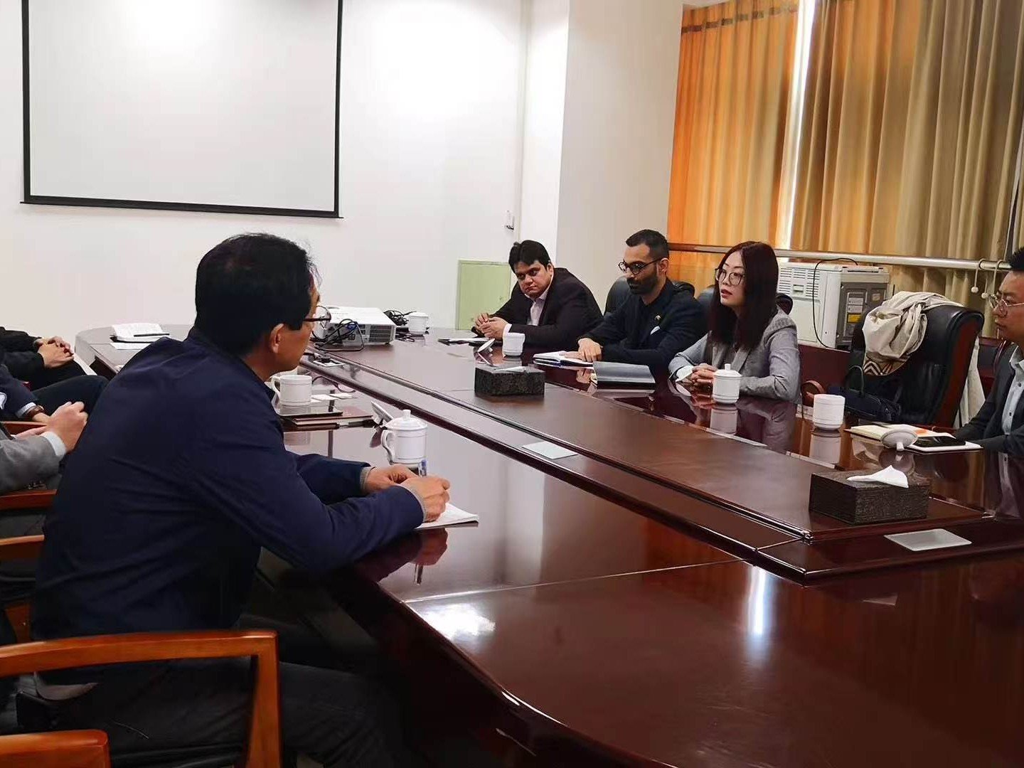 Roundtable meeting for the Pakistan cross-border logistics FDI project