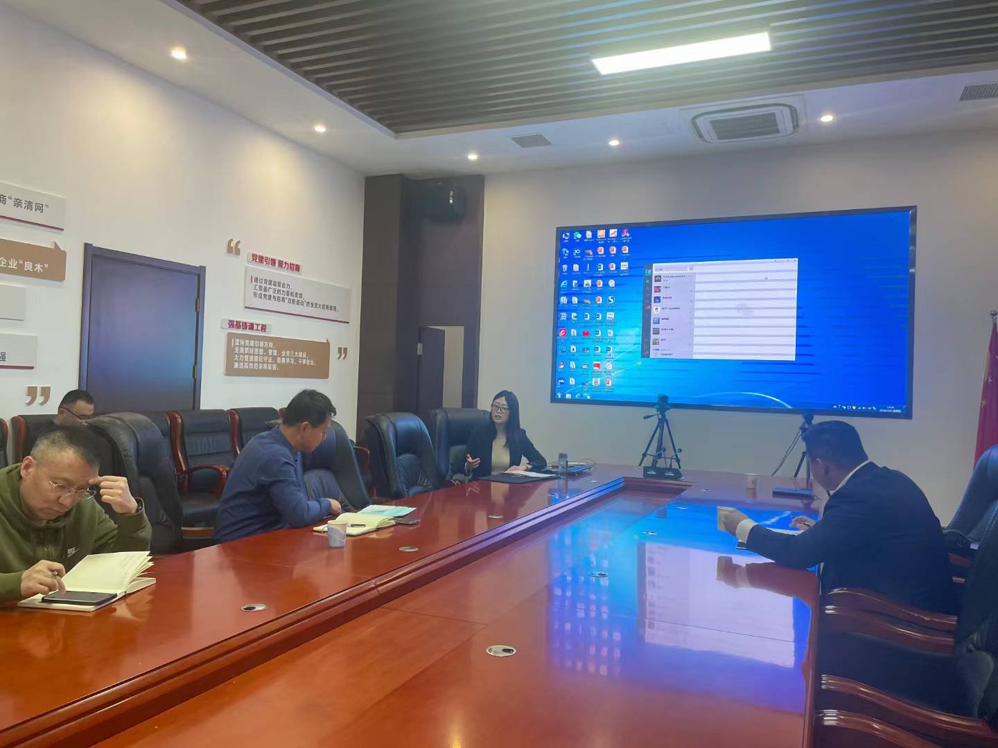 政企双方现场交流外商投资扶持政策 | On-site exchange with the district government on foreign investment support policies