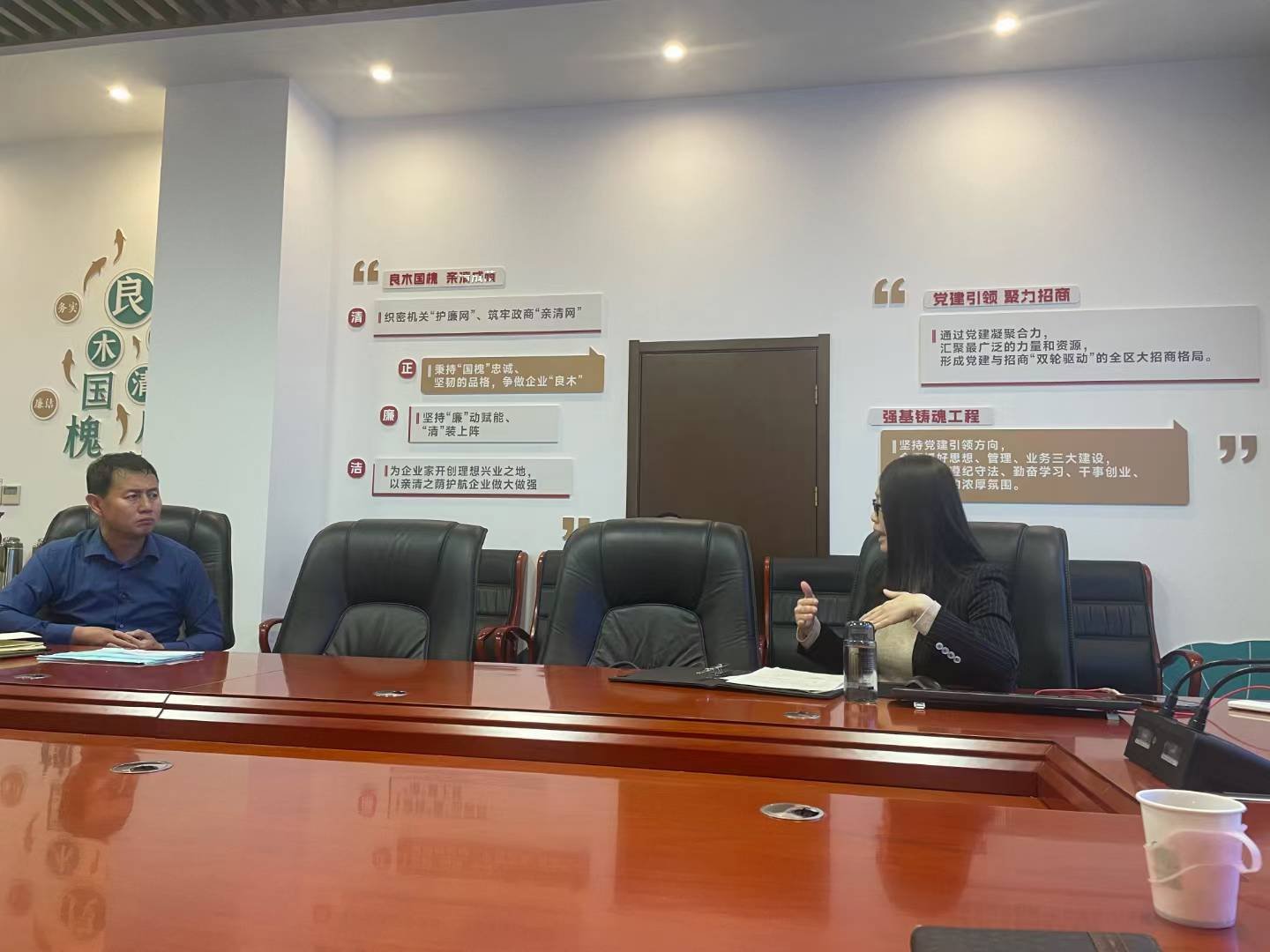 政企双方深入洽谈合作方向 | In-depth discussion on cooperation directions