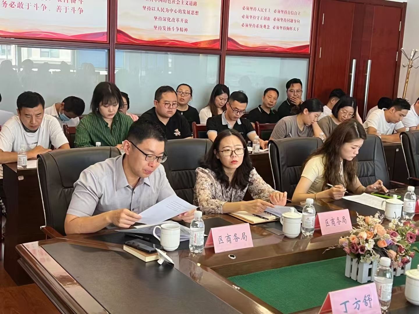 城阳区工艺品产业带出海政策宣讲会现场：Rheaura Group 丁方舒与城阳区商务局代表会谈 | Chengyang handicraft industry going-global policy seminar - Rheaura Group Diana Ding meeting with Chengyang Commerce Bureau representatives