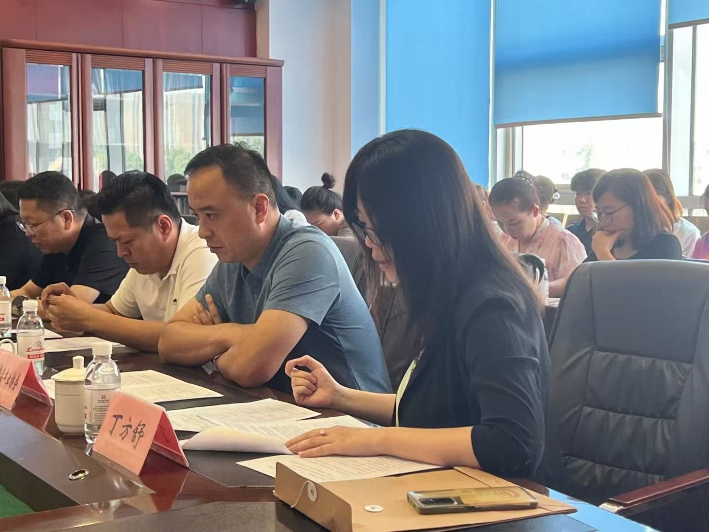 宣讲会现场：企业代表认真研读政策文件 | Enterprise representatives studying policy documents at the seminar