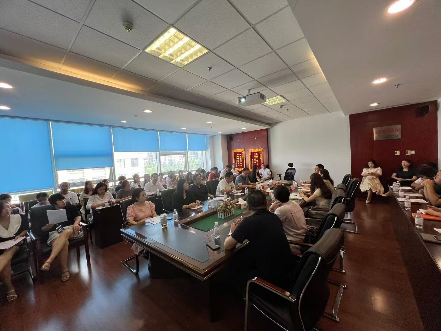 城阳区工艺品产业带出海政策宣讲会：政策宣讲与现场交流 | Policy briefing and on-site exchange at the Chengyang policy seminar