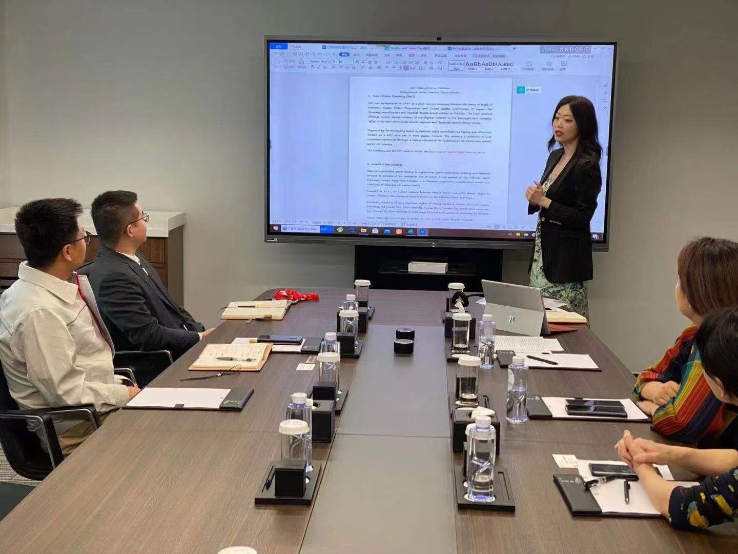 Ms. Diana Ding, CEO of Rheaura Group, briefing the domestic automotive technical team on the investment direction of the Pakistan FDI project