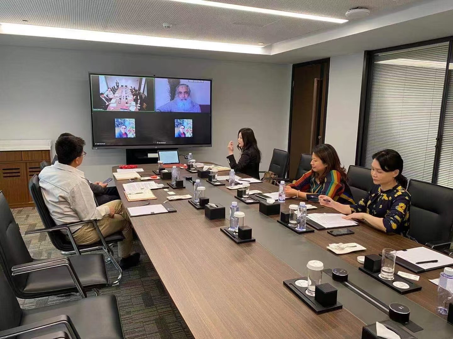 Ms. Diana Ding, CEO of Rheaura Group, introducing the domestic automotive technical team to the Pakistani investor via video conference