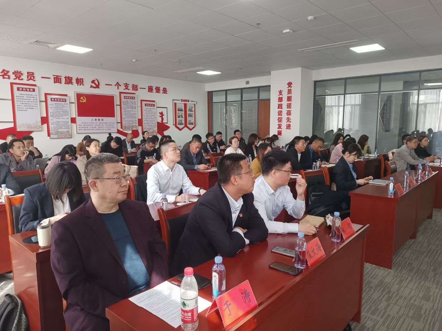Full view of the venue at the Laixi policy briefing for foreign trade enterprises going global, hosted by the Laixi Commerce Bureau